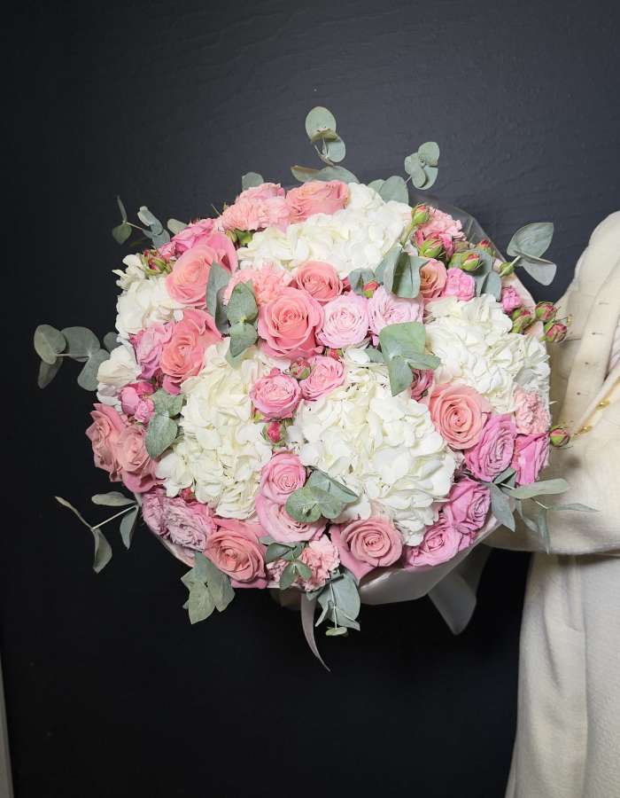 Букет из роз сорта Хермоза и белых гортензий "Романтический"