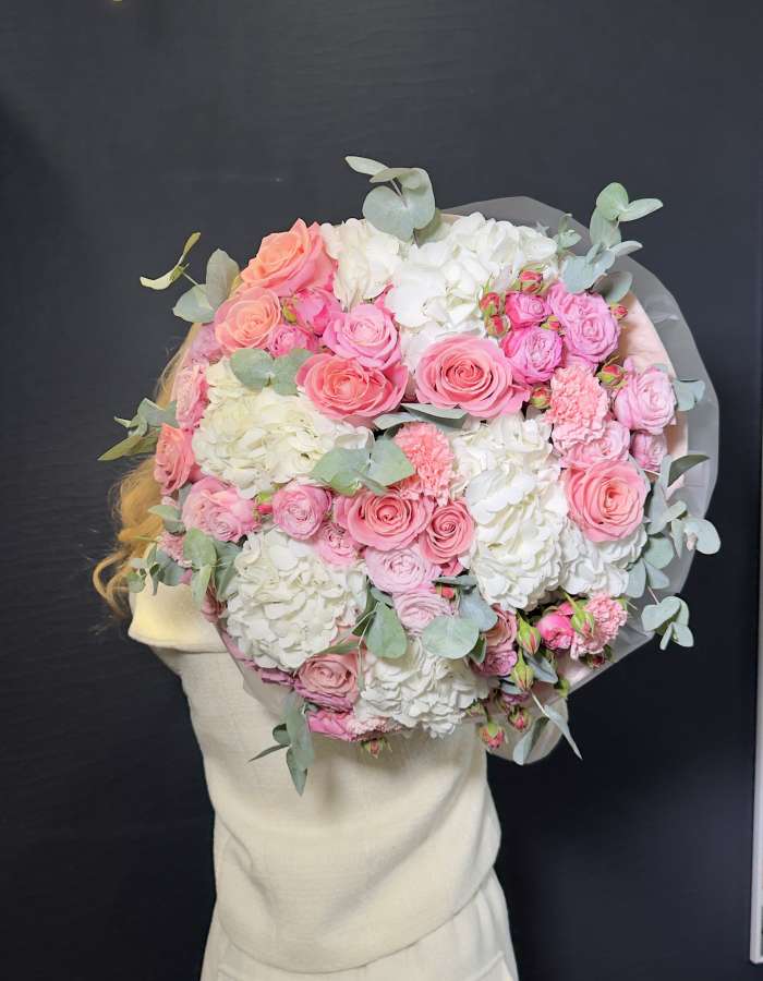 Букет из роз сорта Хермоза и белых гортензий "Романтический"