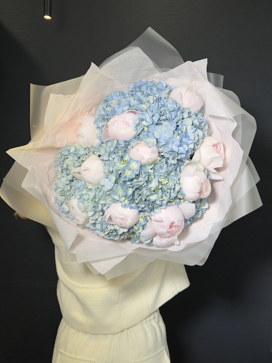 Букет из пионов и голубых гортензий "Голубая лагуна"