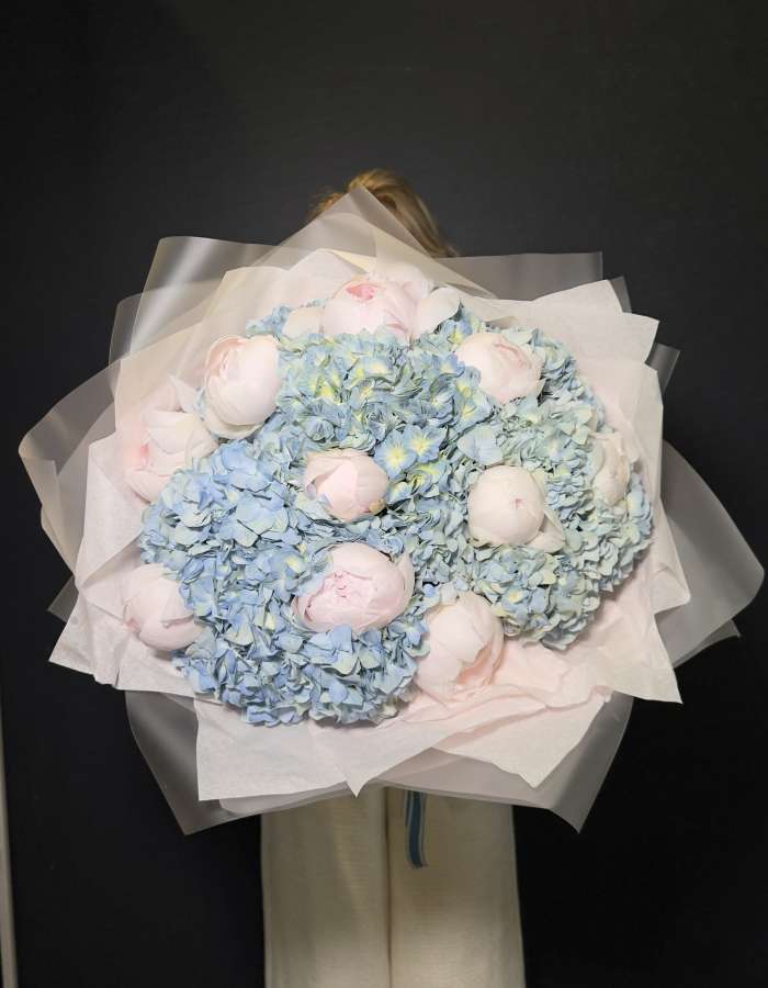 Букет из пионов и голубых гортензий "Голубая лагуна"