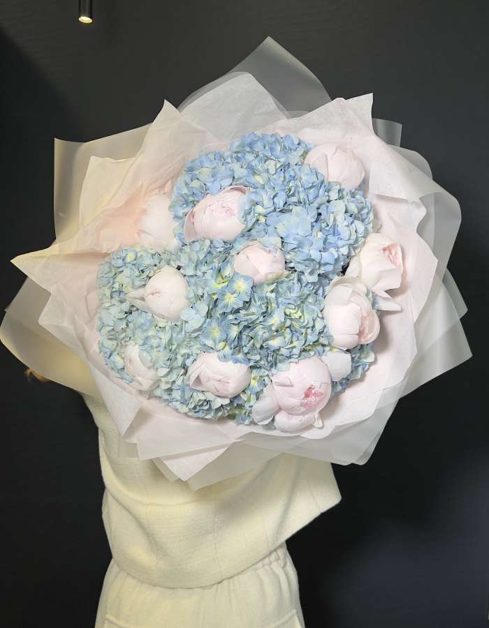 Букет из пионов и голубых гортензий "Голубая лагуна"