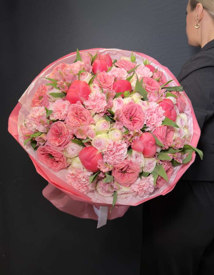 Букет из пионовидных роз и пионов "Выбор Хэйли Бибер"