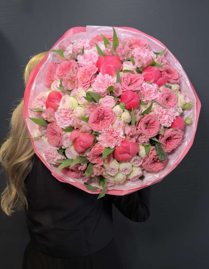 Букет из пионовидных роз и пионов "Выбор Хэйли Бибер"