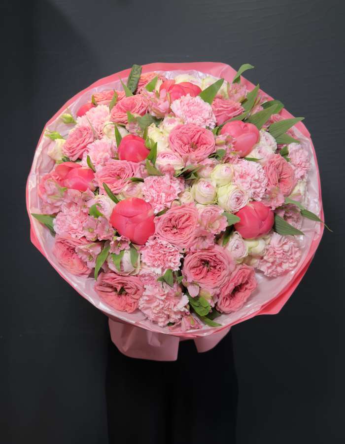 Букет из пионовидных роз и пионов "Выбор Хэйли Бибер"