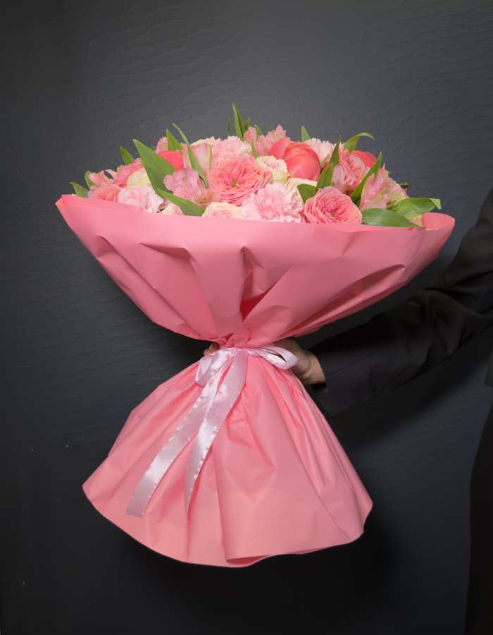 Букет из пионовидных роз и пионов "Выбор Хэйли Бибер"