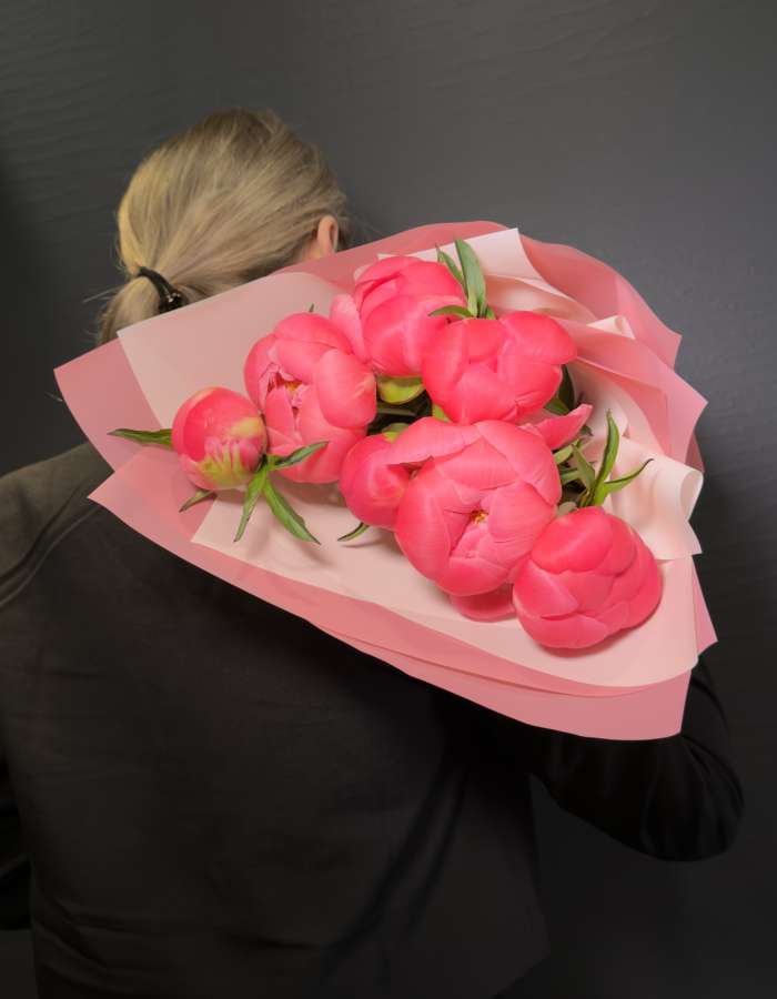 Букет из пионов сорта Корал Сансет "Утреннее блаженство"