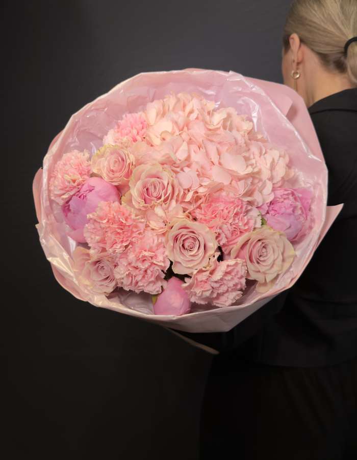 Букет из розовых диантусов и пионов "Сладкая вата"