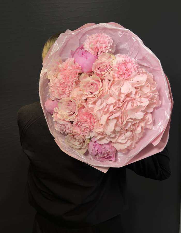 Букет из розовых диантусов и пионов "Сладкая вата"
