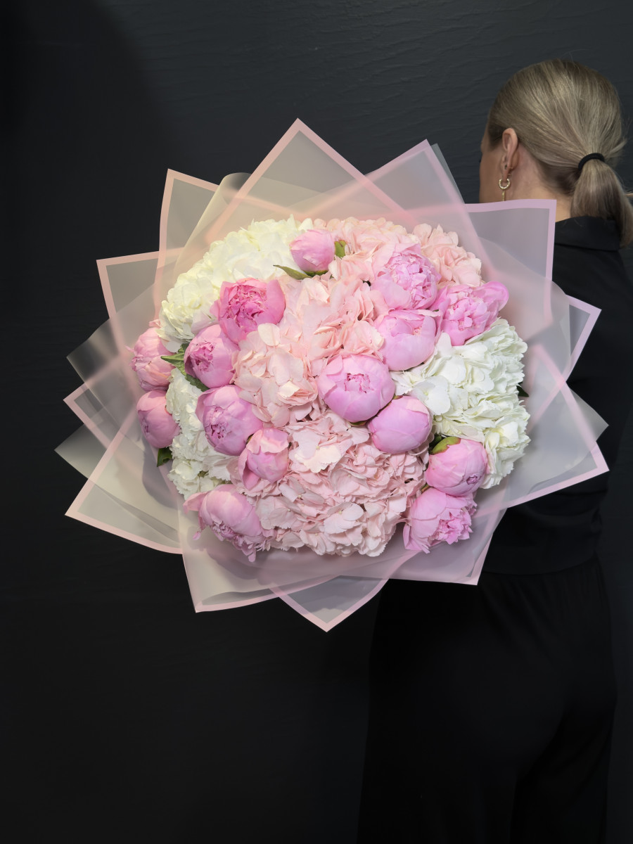 Букет из розовых пионов и гортензий "Утонченная красота"