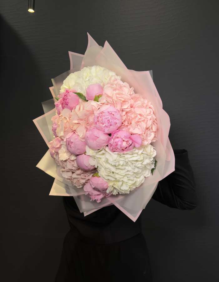 Букет из розовых пионов и гортензий "Утонченная красота"