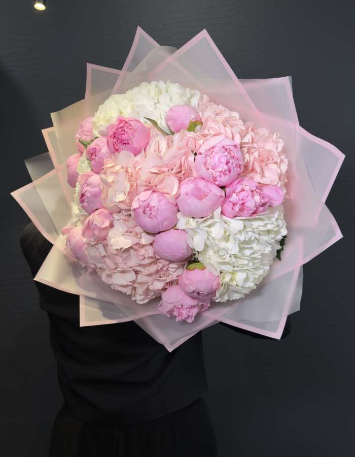 Букет из розовых пионов и гортензий "Утонченная красота"