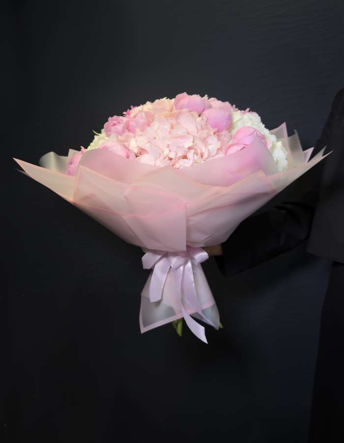 Букет из розовых пионов и гортензий "Утонченная красота"
