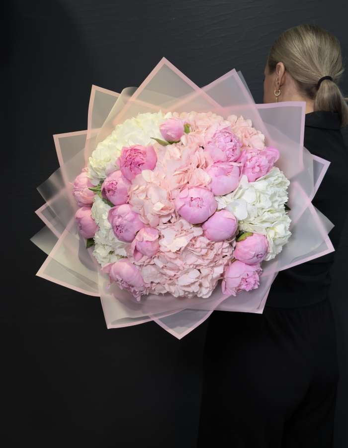 Букет из розовых пионов и гортензий "Утонченная красота"