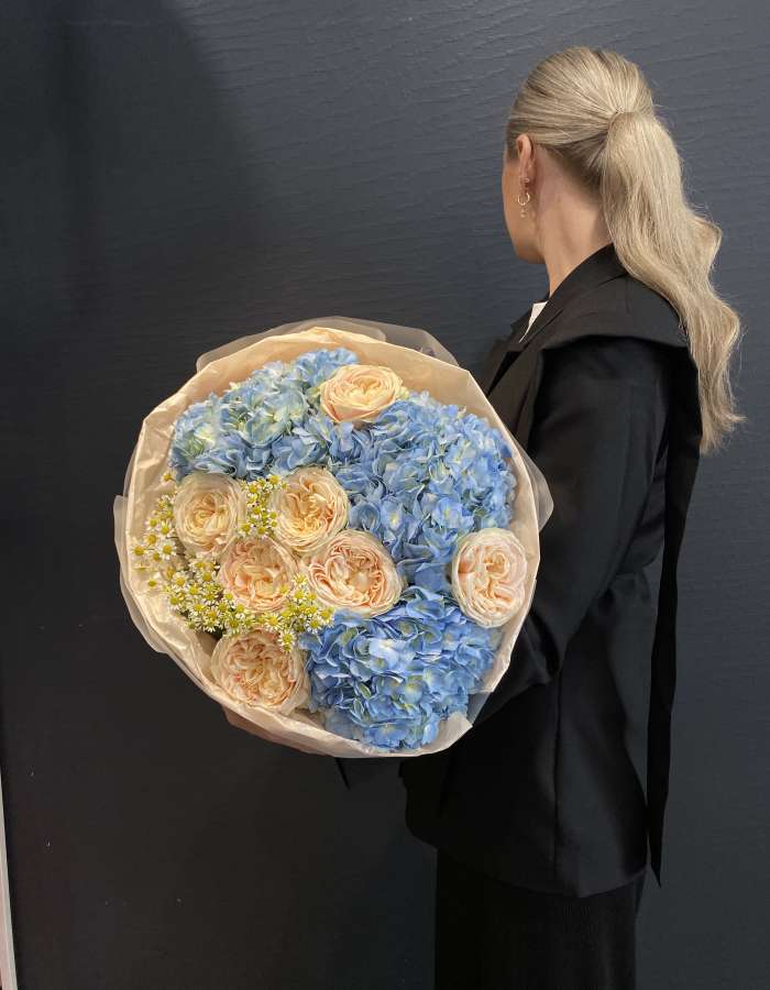 Букет из гортензий и пионовидных роз "Нежность"