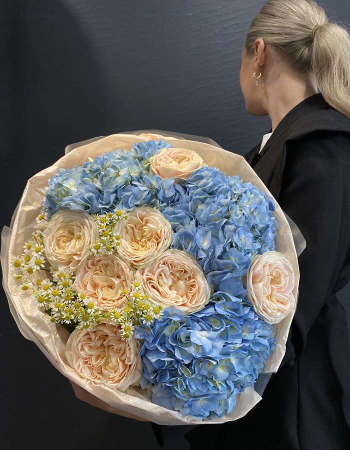 Букет из гортензий и пионовидных роз "Нежность"