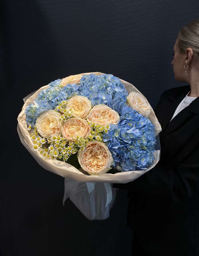 Букет из гортензий и пионовидных роз "Нежность"