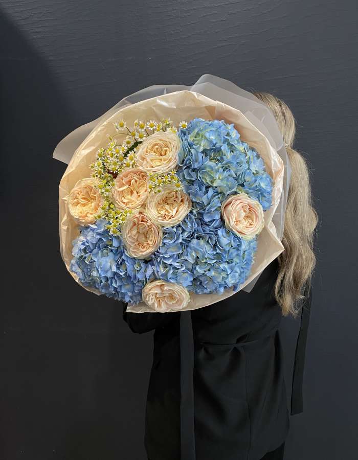 Букет из гортензий и пионовидных роз "Нежность"