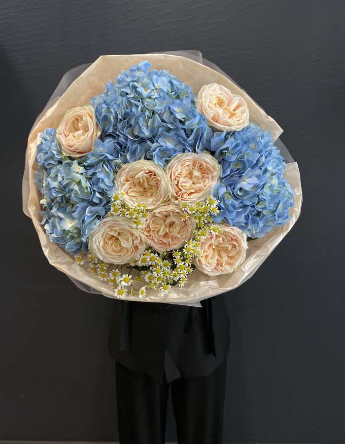 Букет из гортензий и пионовидных роз "Нежность"