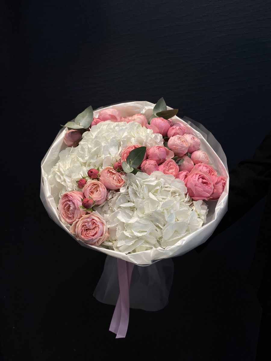 Букет из белых гортензий и кустовых роз Настоящая любовь