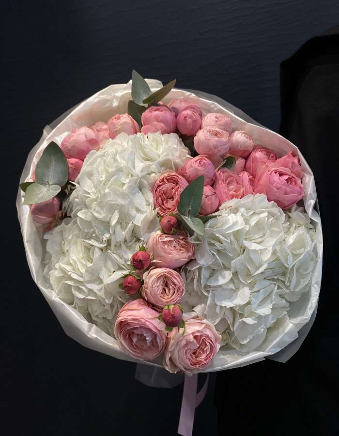 Букет из белых гортензий и кустовых роз Настоящая любовь