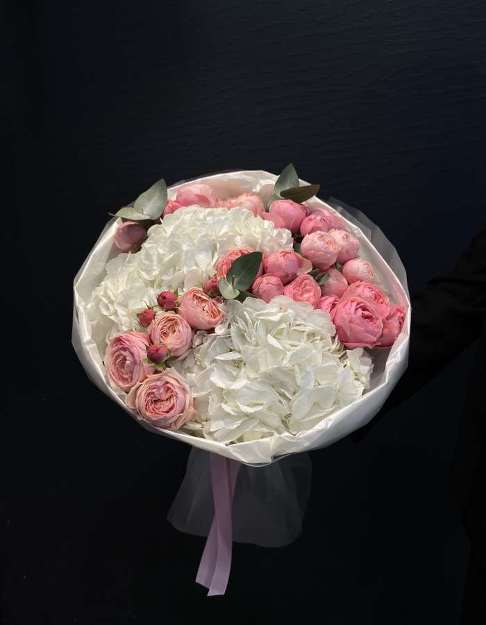 Букет из белых гортензий и кустовых роз Настоящая любовь