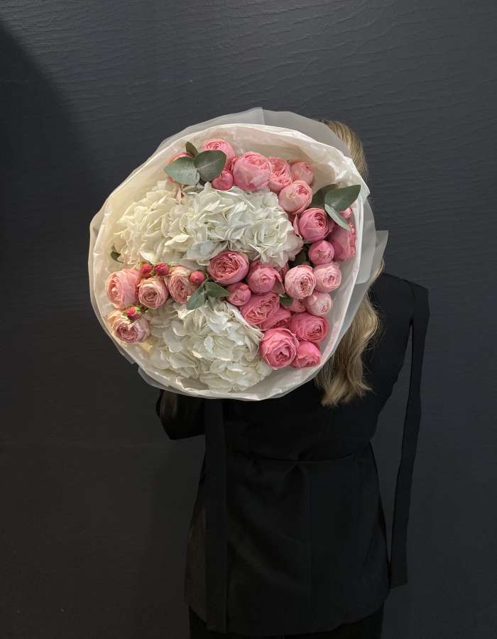 Букет из белых гортензий и кустовых роз Настоящая любовь