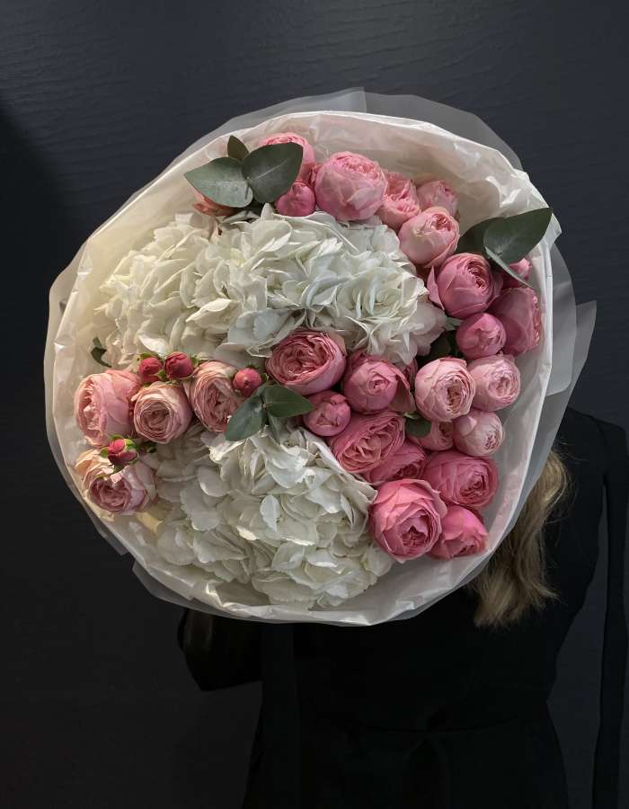 Букет из белых гортензий и кустовых роз Настоящая любовь