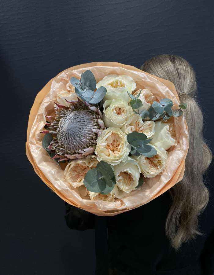 Букет из пионовидных роз и протеи "Самой красивой"