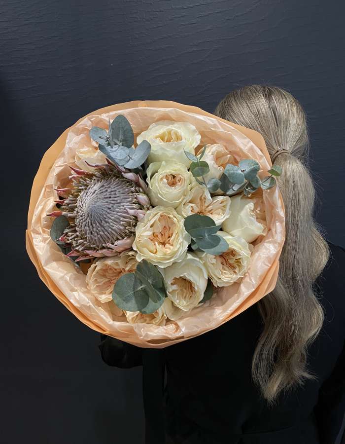 Букет из пионовидных роз и протеи "Самой красивой"