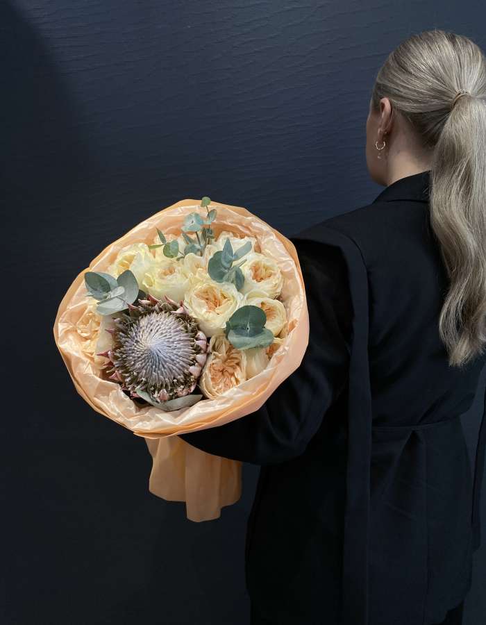 Букет из пионовидных роз и протеи "Самой красивой"