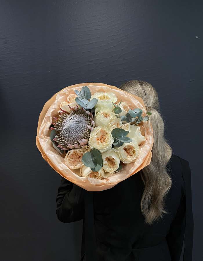 Букет из пионовидных роз и протеи "Самой красивой"