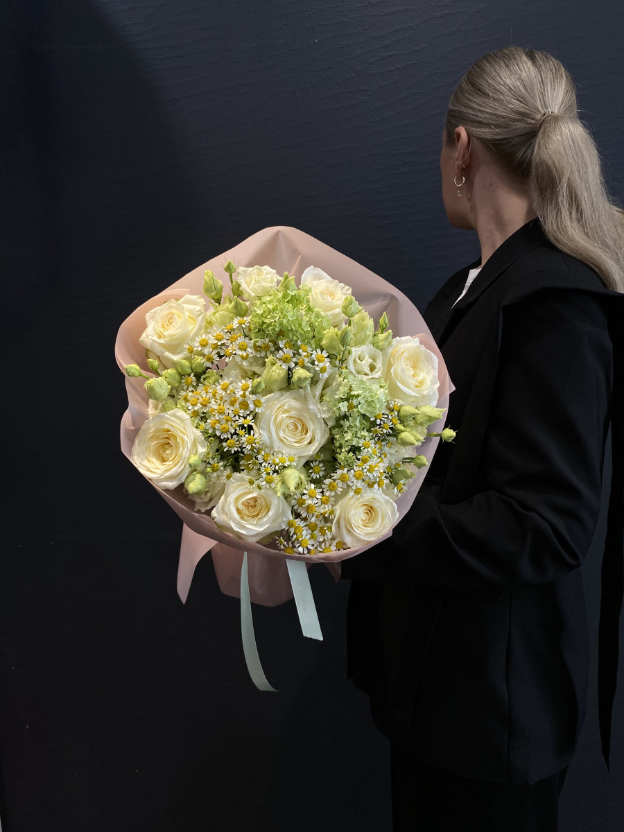 Букет из кремовых роз и матрекарии "Легкое головокружение"