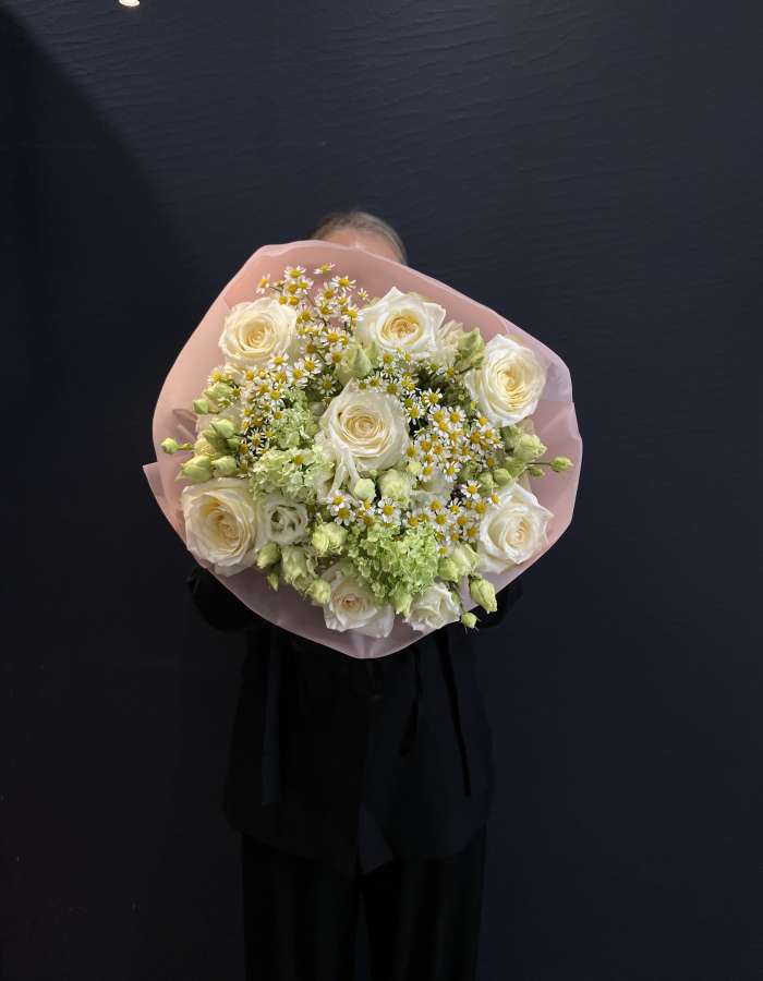 Букет из кремовых роз и матрекарии "Легкое головокружение"