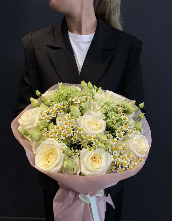 Букет из кремовых роз и матрекарии "Легкое головокружение"