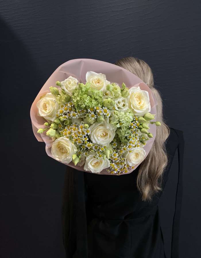Букет из кремовых роз и матрекарии "Легкое головокружение"