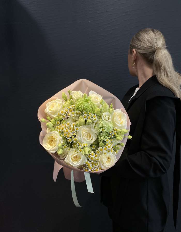 Букет из кремовых роз и матрекарии "Легкое головокружение"