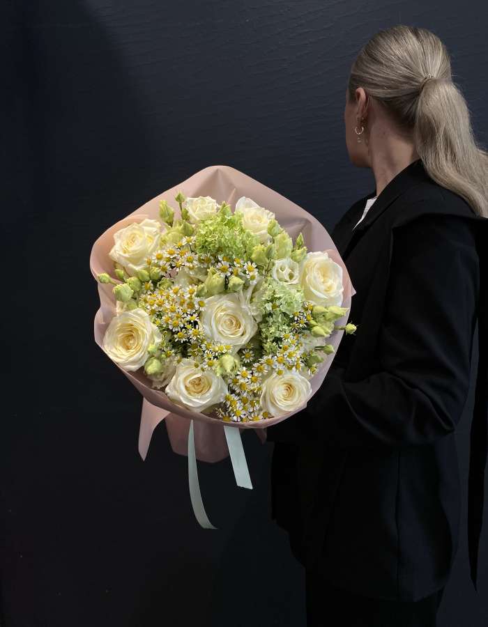 Букет из кремовых роз и матрекарии "Легкое головокружение"