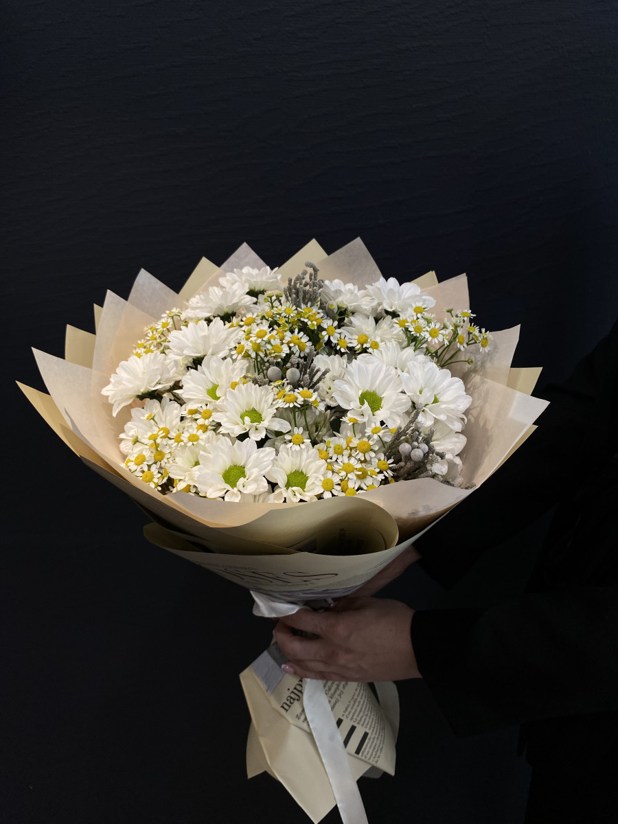 Букет из белых хризантем и матрекарии "Белоснежка"