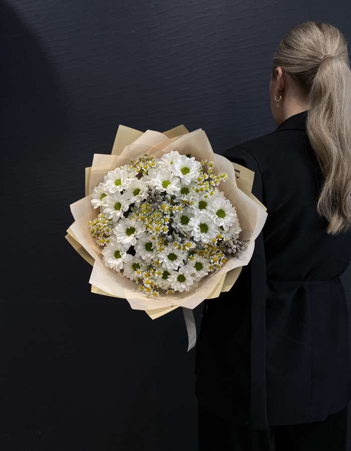 Букет из белых хризантем и матрекарии "Белоснежка"