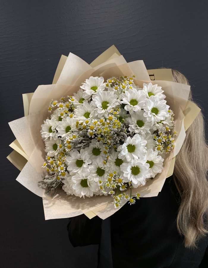 Букет из белых хризантем и матрекарии "Белоснежка"