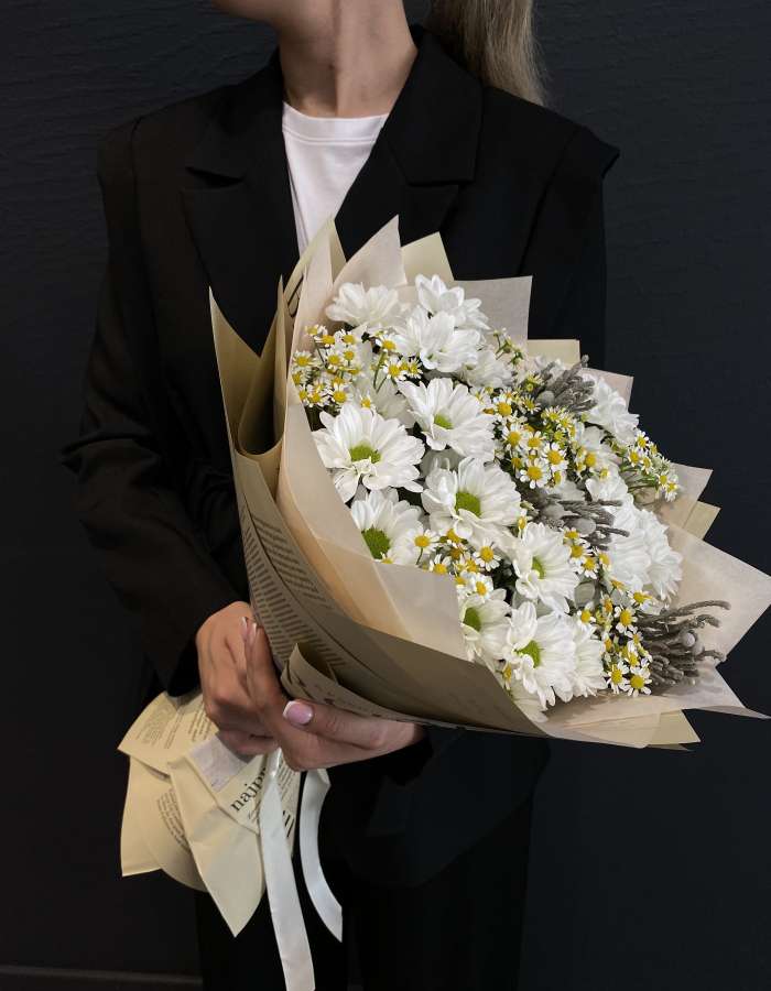 Букет из белых хризантем и матрекарии "Белоснежка"