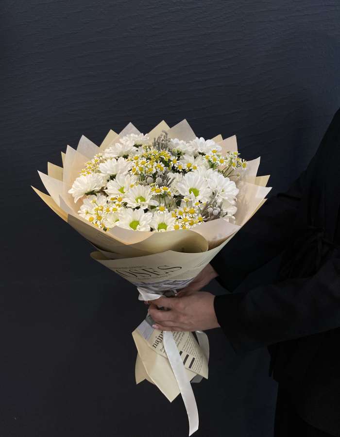 Букет из белых хризантем и матрекарии "Белоснежка"