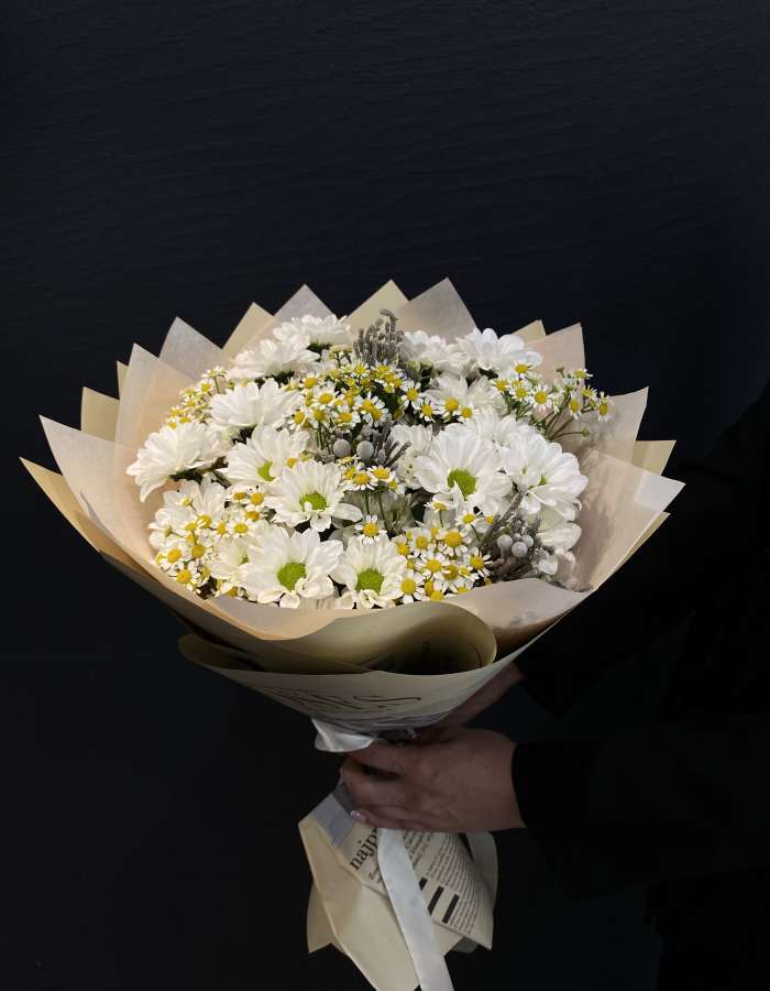 Букет из белых хризантем и матрекарии "Белоснежка"