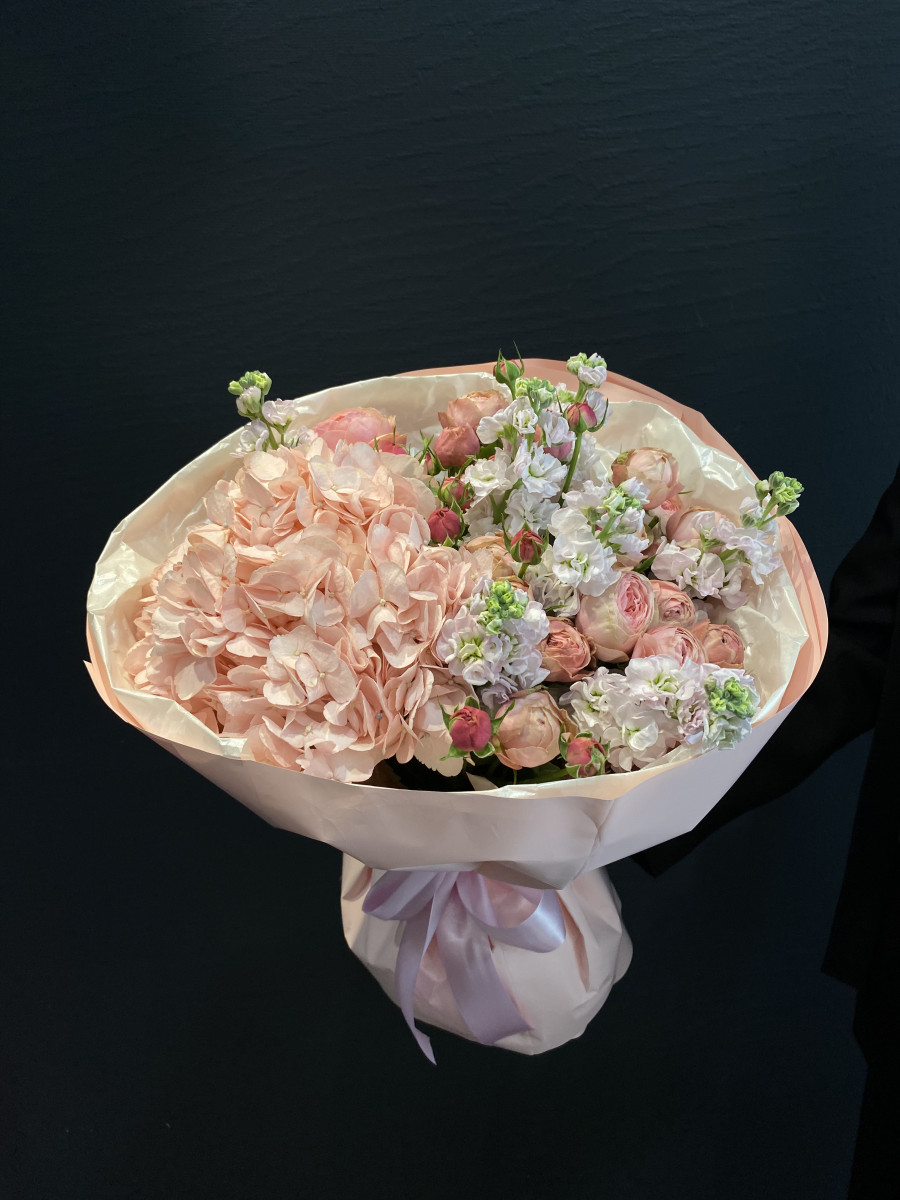 Букет из гортензии и матиолы "Волшебство момента"