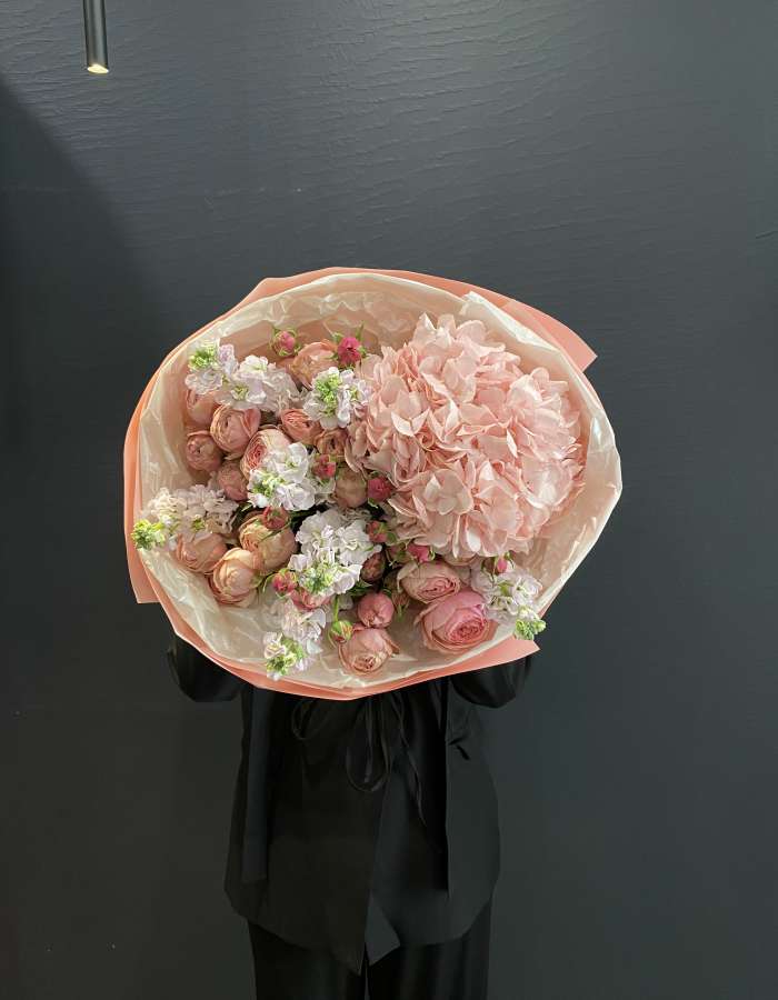 Букет из гортензии и матиолы "Волшебство момента"