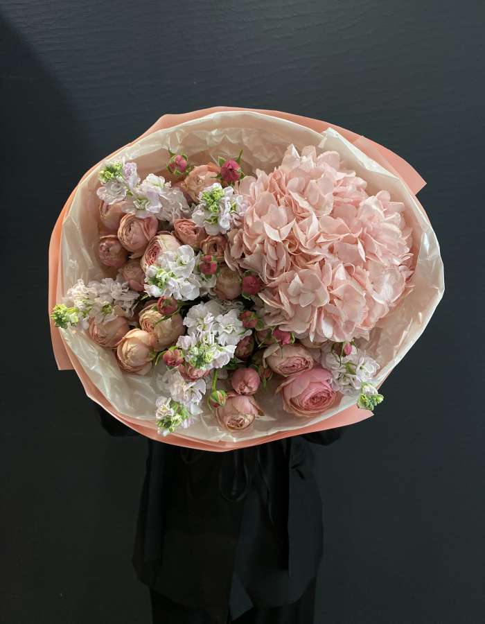 Букет из гортензии и матиолы "Волшебство момента"