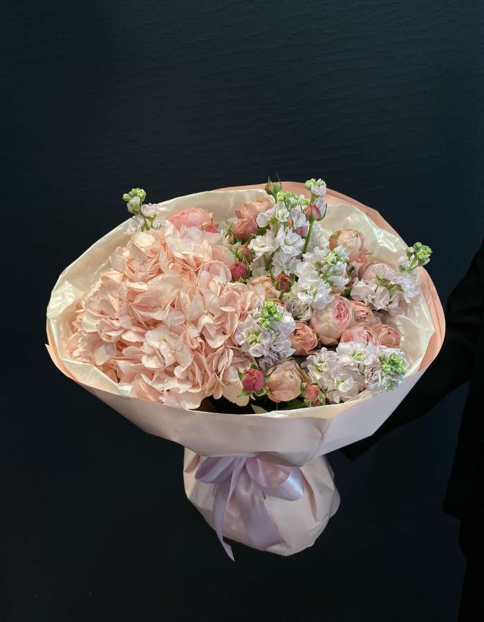 Букет из гортензии и матиолы "Волшебство момента"