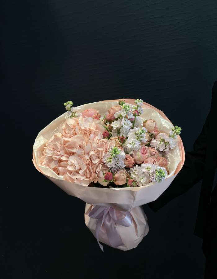 Букет из гортензии и матиолы "Волшебство момента"