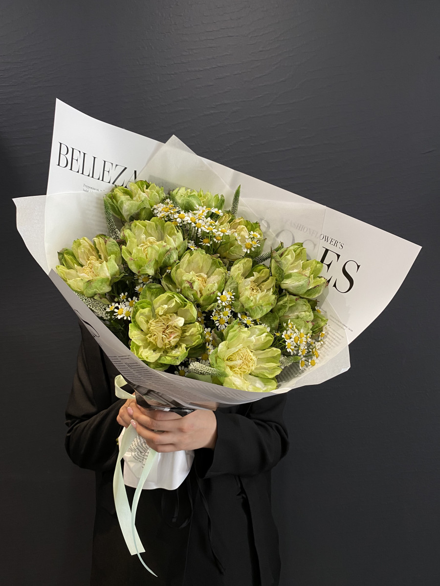 Букет из розы сорта Вегги(Veggie) и матрекарии "Стиль"