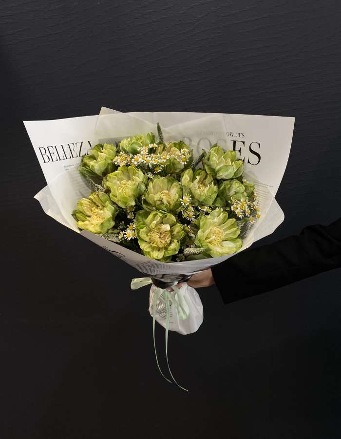 Букет из розы сорта Вегги(Veggie) и матрекарии "Стиль"